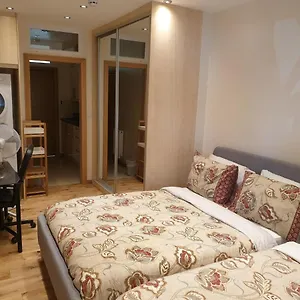 Luxury 1min Walk From Underground, With Free Parking Free Wifi Apartamento
